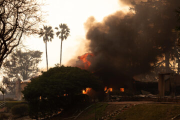 ACOMPAÑA CRÓNICA EEUU INCENDIOS USA9963. ALTADENA (ESTADOS UNIDOS), 08/01/2025.- Fotografía de una casa en llamas este miércoles, en Altadena, California (Estados Unidos). Varios residentes afectados por los históricos incendios de Los Ángeles han desobedecido las órdenes de evacuación para tratar de salvar sus viviendas, aunque para muchos es muy poco lo que pueden hacer sin asistencia de los bomberos que se han visto superados por la emergencia. EFE/ Ana Milena Varón