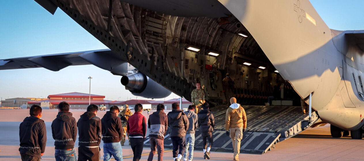 AME3731. WASHINGTON (ESTADOS UNIDOS), 24/01/2025.- Fotografía tomada de la cuenta en X de la portavoz de la Casa Blanca, Karoline Leavitt, de migrantes ingresando a un avión para un vuelo de deportación. Las autoridades estadounidenses han detenido a 538 inmigrantes criminales sin documentos y deportado a "centenares" en la operación contra la inmigración irregular lanzada por el presidente Donald Trump tras haber asumido el lunes la Presidencia, informaron fuentes oficiales. EFE/ @presssec