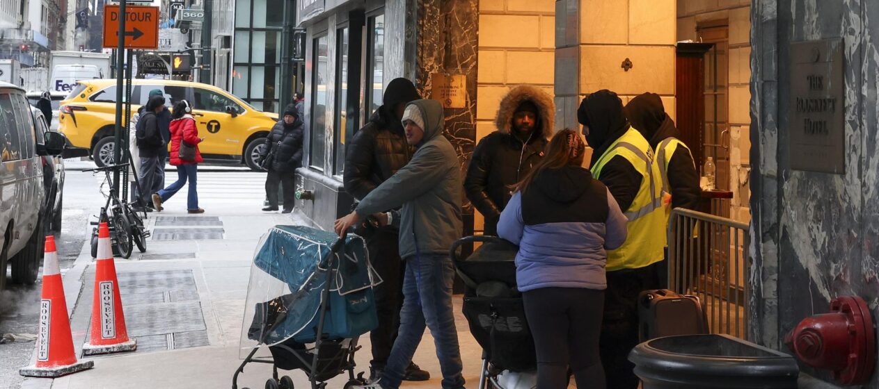 Fotografía del 21 de enero de 2025 de personas entrando y saliendo de un refugio para migrantes en el antiguo Hotel Roosevelt en Nueva York, Nueva York, EE. UU. EFE/SARAH YENESEL