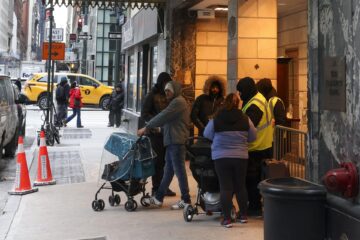 Fotografía del 21 de enero de 2025 de personas entrando y saliendo de un refugio para migrantes en el antiguo Hotel Roosevelt en Nueva York, Nueva York, EE. UU. EFE/SARAH YENESEL