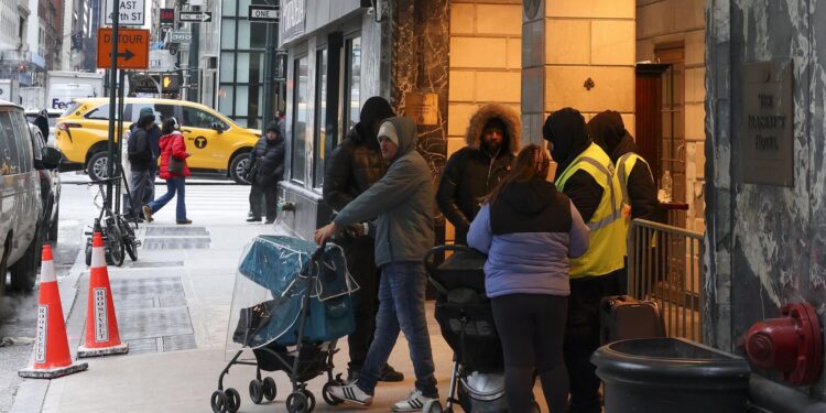 Fotografía del 21 de enero de 2025 de personas entrando y saliendo de un refugio para migrantes en el antiguo Hotel Roosevelt en Nueva York, Nueva York, EE. UU. EFE/SARAH YENESEL