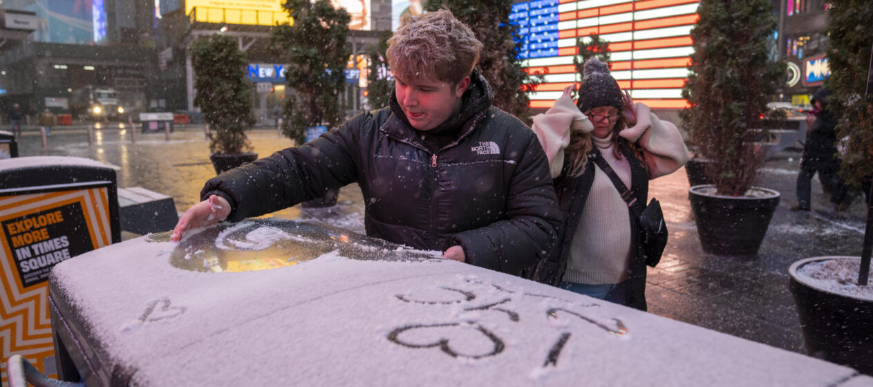 AME8911. NUEVA YORK (ESTADOS UNIDOS), 06/01/2025.- Un hombre hace dibujos en la nieve durante la ola de frío este lunes, en Nueva York (Estados Unidos). Más de 60 millones de estadounidenses están en alerta por una tormenta de nieve que afecta este lunes a buena parte del país, especialmente a la costa este, donde se esperan acumulaciones notables de nieve que ya han provocado cancelaciones de miles de vuelos y cortes de energía en algunos puntos. EFE/ Angel Colmenares