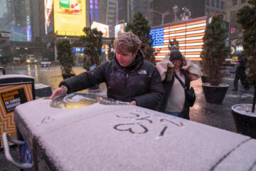 AME8911. NUEVA YORK (ESTADOS UNIDOS), 06/01/2025.- Un hombre hace dibujos en la nieve durante la ola de frío este lunes, en Nueva York (Estados Unidos). Más de 60 millones de estadounidenses están en alerta por una tormenta de nieve que afecta este lunes a buena parte del país, especialmente a la costa este, donde se esperan acumulaciones notables de nieve que ya han provocado cancelaciones de miles de vuelos y cortes de energía en algunos puntos. EFE/ Angel Colmenares