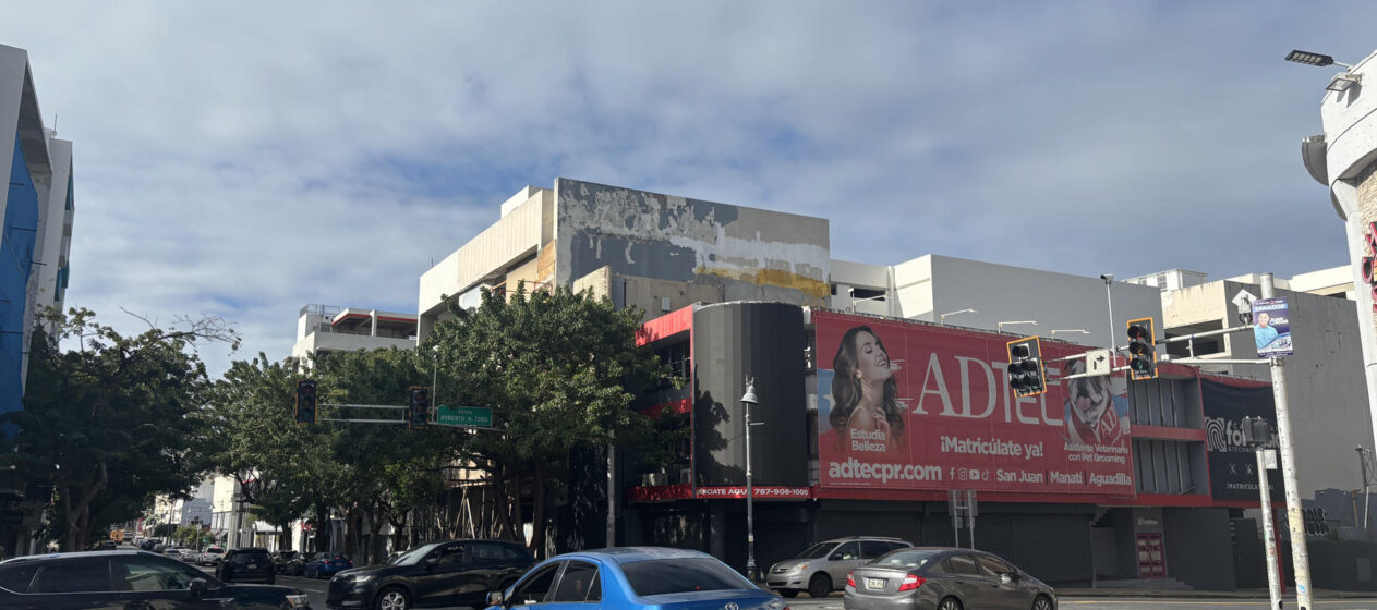 AME8062. SAN JUAN (PUERTO RICO), 31/12/2024.- Fotografía de vehículos en medio de un cruce con los semáforos apagados este martes, en San Juan (Puerto Rico). Una avería causó un apagón masivo en vísperas del Año Nuevo en Puerto Rico y no se espera el restablecimiento completo del servicio eléctrico hasta mañana o el jueves, lo que ha aumentado la frustración ciudadana. EFE/ Esther Alaejos