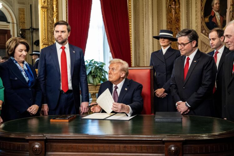 El presidente Donald Trump, en el centro, habla con los líderes en la Sala del Presidente (de izquierda a derecha) con la senadora Amy Klobuchar (D-MN), el vicepresidente JD Vance, la primera dama Melania Trump, el presidente de la Cámara de Representantes Mike Johnson y el líder de la mayoría Steve Scalise mientras firma documentos oficiales, después de haber prestado juramento como el 47º presidente de los Estados Unidos durante la 60ª ceremonia de inauguración el 20 de enero de 2025, en el Capitolio de EE. UU. en Washington, DC. EFE/Melina Mara