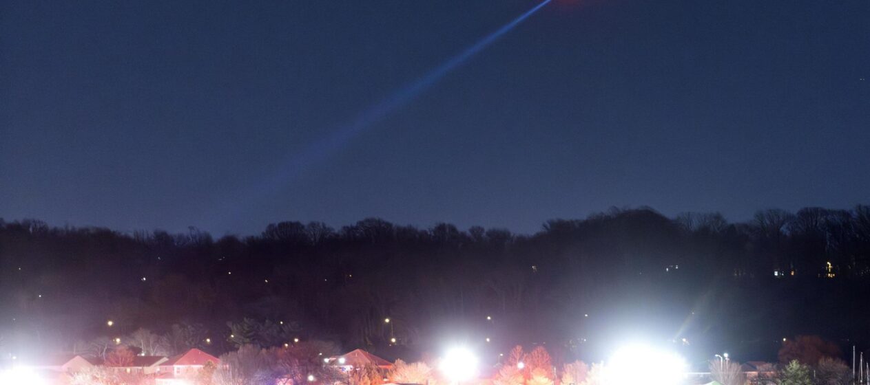 -FOTODELDIA- Washington (Estados Unidos), 30/01/2025.- Los equipos de rescate buscan en el río Potomac después de que un avión comercial colisionara con un helicóptero militar en la aproximación al aeropuerto nacional Ronald Reagan de Washington, DC, Estados Unidos. EFE/JIM LO SCALZO