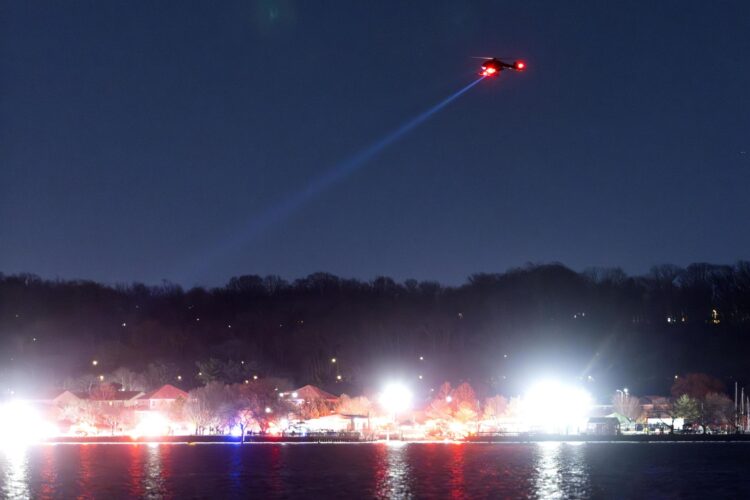 -FOTODELDIA- Washington (Estados Unidos), 30/01/2025.- Los equipos de rescate buscan en el río Potomac después de que un avión comercial colisionara con un helicóptero militar en la aproximación al aeropuerto nacional Ronald Reagan de Washington, DC, Estados Unidos. EFE/JIM LO SCALZO