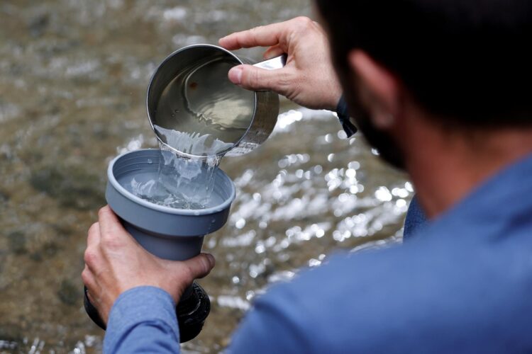 En la imagen de archivo, un investigador sostiene muestras tomadas en el entorno de un río para detectar microplásticos. EFE/ Sebastián Mariscal