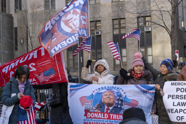 AME161. NUEVA YORK (ESTADOS UNIDOS), 10/01/2025.- Personas sostienen carteles durante una manifestación en apoyo al presidente electo Donald Trump frente al tribunal este viernes, en Nueva York (Estados Unidos). Trump fue sentenciado a "libertad incondicional" por el juez Juan Merchan, en el caso de pagos irregulares para comprar el silencio sobre una relación extramarital, convirtiéndose así en el primer presidente del país con una condena penal en su haber. EFE/ Ángel Colmenares