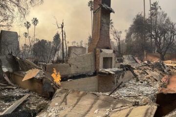 ACOMPAÑA CRÓNICA EEUU INCENDIOS USA9963. ALTADENA (ESTADOS UNIDOS), 08/01/2025.- Fotografía de una casa afectada por un incendio este miércoles, en Altadena, California (Estados Unidos). Varios residentes afectados por los históricos incendios de Los Ángeles han desobedecido las órdenes de evacuación para tratar de salvar sus viviendas, aunque para muchos es muy poco lo que pueden hacer sin asistencia de los bomberos que se han visto superados por la emergencia. EFE/ Ana Milena Varón