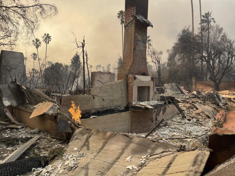 ACOMPAÑA CRÓNICA EEUU INCENDIOS USA9963. ALTADENA (ESTADOS UNIDOS), 08/01/2025.- Fotografía de una casa afectada por un incendio este miércoles, en Altadena, California (Estados Unidos). Varios residentes afectados por los históricos incendios de Los Ángeles han desobedecido las órdenes de evacuación para tratar de salvar sus viviendas, aunque para muchos es muy poco lo que pueden hacer sin asistencia de los bomberos que se han visto superados por la emergencia. EFE/ Ana Milena Varón