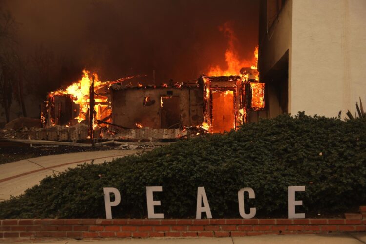 -FOTODELDIA- Los Angeles (Estados Unidos), 09/01/2025.- Una casa arde por el incendio forestal de Palisades en el barrio de Pacific Palisades de Los Angeles, California, EE.UU.. Según datos del Departamento Forestal y de Protección contra Incendios de California (CAL FIRE), varios incendios forestales están arrasando miles de hectáreas y han obligado a decenas de miles de evacuaciones en la zona de Los Ángeles. EFE/EPA/ALLISON DINNER