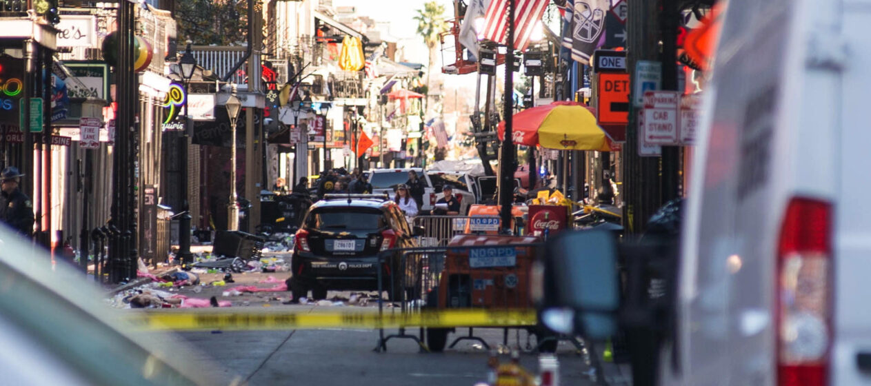 -FOTODELDÍA- Nueva Orleans (Estados Unidos), 01/01/2025.- La Policía vigila en el Barrio Francés después de que un automóvil atropelló a una multitud en Nueva Orleans, Luisiana, EE.UU., el 1 de enero de 2025. Al menos 10 personas murieron y 30 resultaron heridas después de que un hombre condujera una camioneta blanca contra una multitud en Bourbon Street. El conductor murió en un tiroteo con la policía. El FBI está investigando el incidente como un acto de terrorismo. EFE/SHAWN FINK