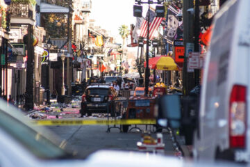 -FOTODELDÍA- Nueva Orleans (Estados Unidos), 01/01/2025.- La Policía vigila en el Barrio Francés después de que un automóvil atropelló a una multitud en Nueva Orleans, Luisiana, EE.UU., el 1 de enero de 2025. Al menos 10 personas murieron y 30 resultaron heridas después de que un hombre condujera una camioneta blanca contra una multitud en Bourbon Street. El conductor murió en un tiroteo con la policía. El FBI está investigando el incidente como un acto de terrorismo. EFE/SHAWN FINK