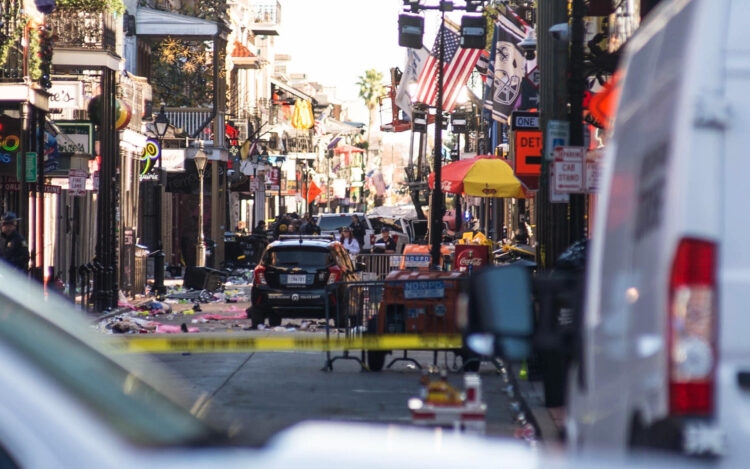 -FOTODELDÍA- Nueva Orleans (Estados Unidos), 01/01/2025.- La Policía vigila en el Barrio Francés después de que un automóvil atropelló a una multitud en Nueva Orleans, Luisiana, EE.UU., el 1 de enero de 2025. Al menos 10 personas murieron y 30 resultaron heridas después de que un hombre condujera una camioneta blanca contra una multitud en Bourbon Street. El conductor murió en un tiroteo con la policía. El FBI está investigando el incidente como un acto de terrorismo. EFE/SHAWN FINK