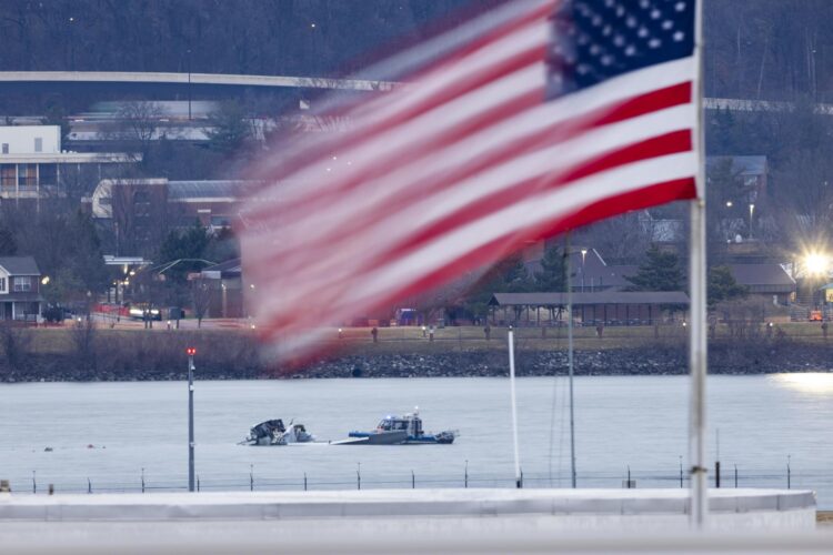 Equipos de recuperación buscan los restos de un avión comercial que chocó con un helicóptero militar al aproximarse al Aeropuerto Nacional Ronald Reagan en Arlington, Virginia, EE.UU., el 31 de enero de 2025. EFE/EPA/Jim Lo Scalzo