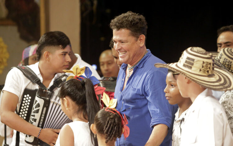 El cantante y compositor colombiano Carlos Vives participa durante la charla de apertura del vigésimo Hay Festival este jueves, en la ciudad de Cartagena (Colombia).EFE/ Ricardo Maldonado Rozo