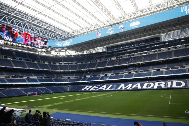 La Liga profesional de fútbol americano ha anunciado este viernes que los Miami Dolphins serán el 'equipo designado' (local) en el partido de ese campeonato que se disputará este año en el estadio Santiago Bernabéu (imagen) de la capital de España. EFE/ Blanca Millez