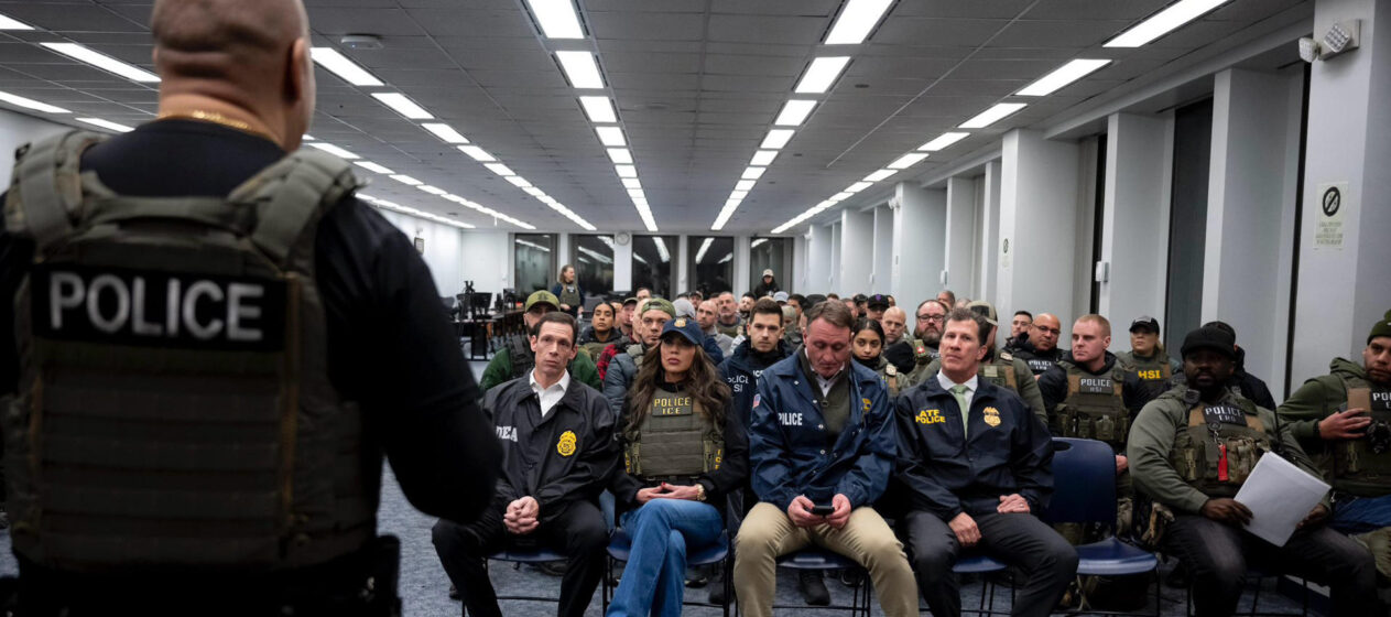 Fotografía tomada de la red social X de la cuenta @Sec_Noem, que muestra a la secretaria de Seguridad Nacional de Estados Unidos, Kristi Noem (c), asistiendo junto a agentes del Servicio de Control de Inmigración y Aduanas (ICE) durante un operativo este martes, en Nueva York (EE.UU.). EFE/ @Sec_Noem /