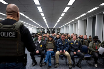 Fotografía tomada de la red social X de la cuenta @Sec_Noem, que muestra a la secretaria de Seguridad Nacional de Estados Unidos, Kristi Noem (c), asistiendo junto a agentes del Servicio de Control de Inmigración y Aduanas (ICE) durante un operativo este martes, en Nueva York (EE.UU.). EFE/ @Sec_Noem /