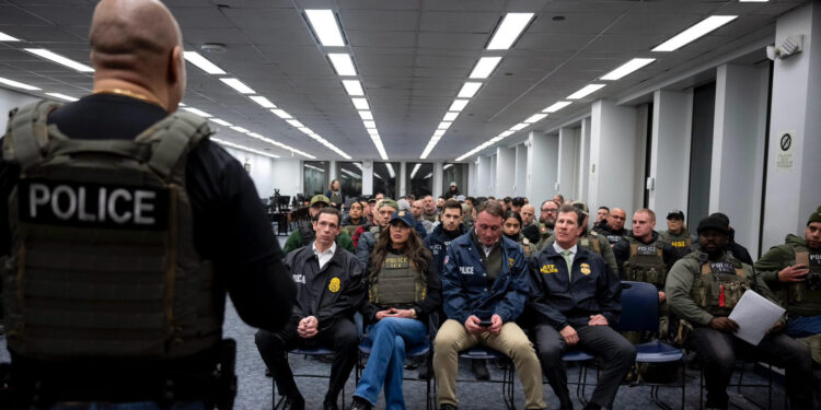 Fotografía tomada de la red social X de la cuenta @Sec_Noem, que muestra a la secretaria de Seguridad Nacional de Estados Unidos, Kristi Noem (c), asistiendo junto a agentes del Servicio de Control de Inmigración y Aduanas (ICE) durante un operativo este martes, en Nueva York (EE.UU.). EFE/ @Sec_Noem /