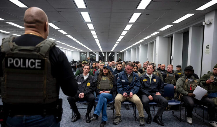 Fotografía tomada de la red social X de la cuenta @Sec_Noem, que muestra a la secretaria de Seguridad Nacional de Estados Unidos, Kristi Noem (c), asistiendo junto a agentes del Servicio de Control de Inmigración y Aduanas (ICE) durante un operativo este martes, en Nueva York (EE.UU.). EFE/ @Sec_Noem /