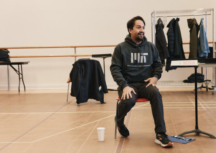 USA9986. NUEVA YORK (NY, EEUU), 13/01/2025.- Fotografía cedida por Emilio Madrid donde aparece Lin-Manuel Miranda durante un ensayo de la puesta teatral 'All-In: Comedy About Love'. El artista hispano Lin-Manuel Miranda está listo para regresar el martes a las tablas de Broadway, tras su gran éxito de taquilla 'Hamilton' sobre uno de los padres fundadores de EE.UU., pero en esta ocasión será con una pieza en torno a historias cotidianas sobre lo que implica vivir en Nueva York.EFE/ Emilio Madrid