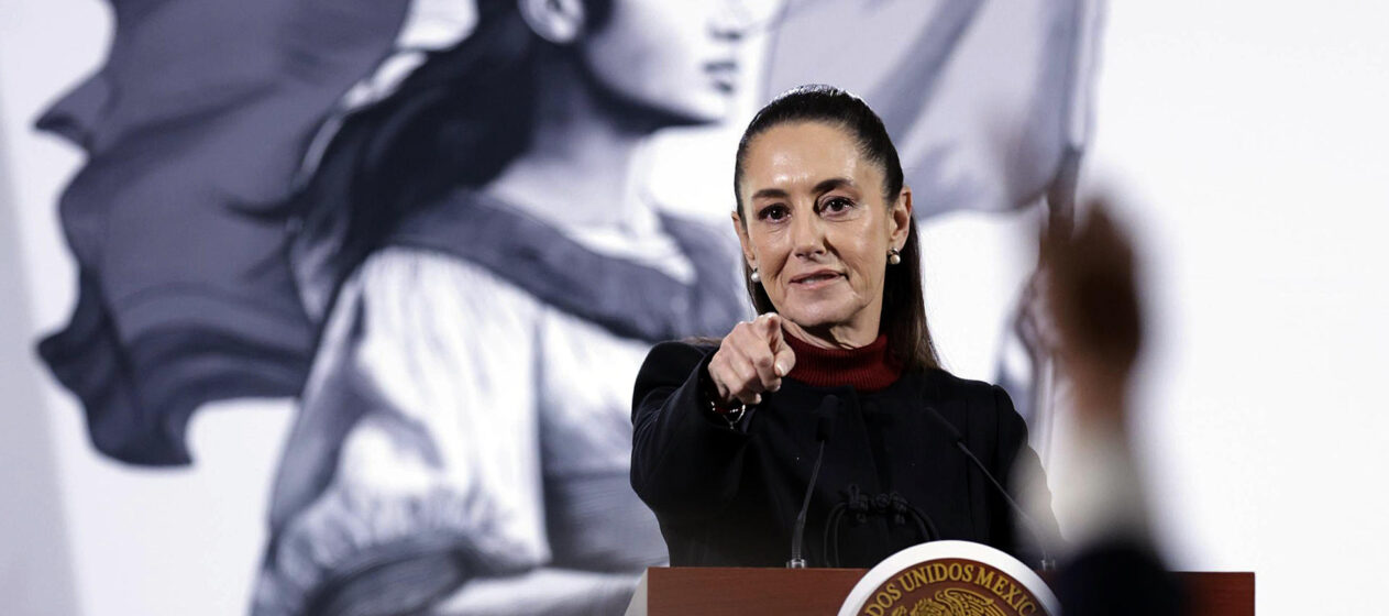 MEX8735. CIUDAD DE MÉXICO (MÉXICO), 30/12/2024.- La presidenta de México, Claudia Sheinbaum, reacciona durante una rueda de prensa este lunes, en el Palacio Nacional de la Ciudad de México (México). Sheinbaum tachó de "poco creíble" un reportaje de The New York Times sobre la producción de fentanilo en un presunto laboratorio en pleno centro de Culiacán, capital del norteño estado de Sinaloa, cuna del homónimo cártel del narcotráfico. EFE/Sáshenka Gutiérrez