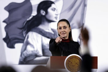 MEX8735. CIUDAD DE MÉXICO (MÉXICO), 30/12/2024.- La presidenta de México, Claudia Sheinbaum, reacciona durante una rueda de prensa este lunes, en el Palacio Nacional de la Ciudad de México (México). Sheinbaum tachó de "poco creíble" un reportaje de The New York Times sobre la producción de fentanilo en un presunto laboratorio en pleno centro de Culiacán, capital del norteño estado de Sinaloa, cuna del homónimo cártel del narcotráfico. EFE/Sáshenka Gutiérrez