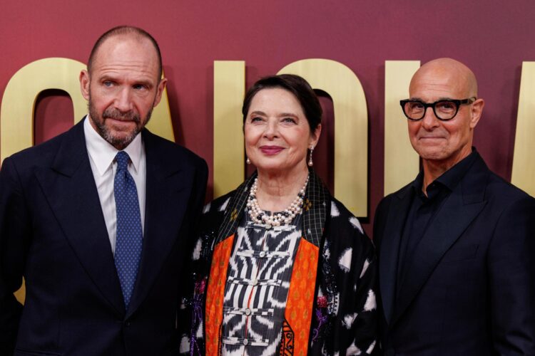 Ralph Fiennes, Isabella Rossellini y Stanley Tucci en el estreno de 'Cónclave' en Londres. EFE/EPA/TOLGA AKMEN