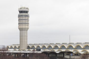 La torre de control del Aeropuerto Nacional Ronald Reagan tras la colisión de un avión de American Airlines con un helicóptero Black Hawk el 29 de enero, en Arlington, Virginia, EE. UU. . EFE/EPA/JIM LO SCALZO