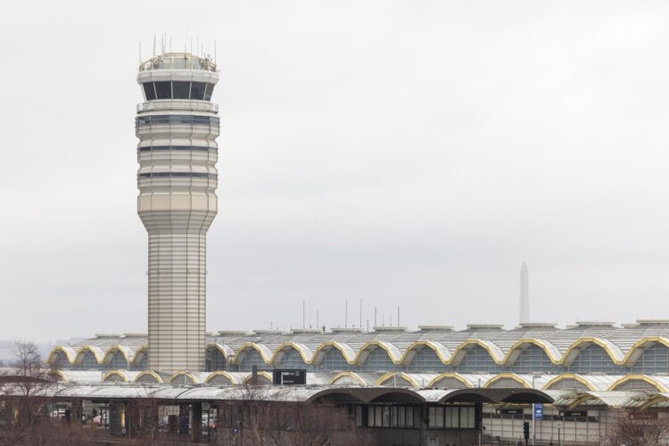 La torre de control del Aeropuerto Nacional Ronald Reagan tras la colisión de un avión de American Airlines con un helicóptero Black Hawk el 29 de enero, en Arlington, Virginia, EE. UU. . EFE/EPA/JIM LO SCALZO