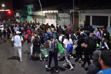 MEX285. TAPACHULA (MÉXICO), 20/01/2025.- Un grupo de migrantes camina en caravana hacia la frontera norte este lunes, desde el municipio de Tapachula en Chiapas (México). Miles de migrantes partieron en una caravana desde la frontera sur de México, la primera de la segunda presidencia de Donald Trump en Estados Unidos, pese a las advertencias de deportaciones masivas y restricciones al asilo, así como una mayor vigilancia de las autoridades mexicanas. EFE/ Juan Manuel Blanco