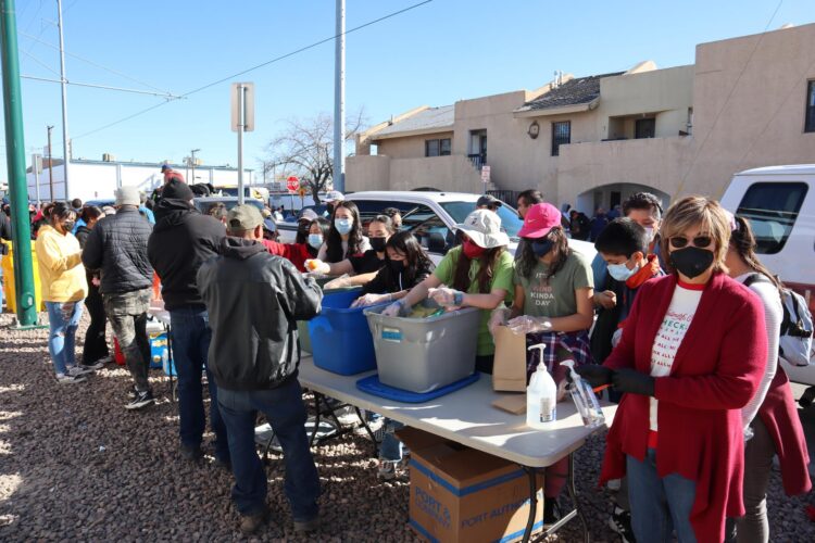 Fotografía de archivo del 23 de diciembre de 2022 donde aparecen inmigrantes recibendo ayuda cerca de un albergue en El Paso, Texas (EE.UU.). Inmigrantes de escasos recursos en EE.UU. se han quedado sin ayuda legal y por ende "más vulnerables" a las deportaciones tras la orden del Gobierno de Donald Trump de cancelar fondos para los grupos civiles y humanitarios que asesoran a estos extranjeros en los centros de detención y las cortes de inmigración. EFE/Octavio Guzmán