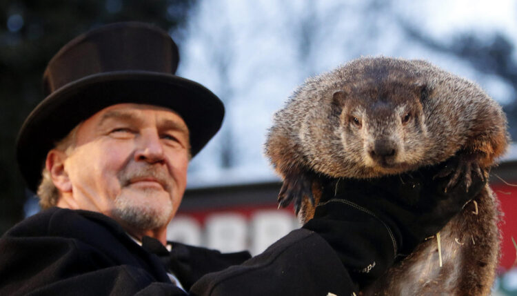 ACOMPAÑA CRÓNICA: EEUU DÍA DE LA MARMOTA DMX11. PUNXSUTAWNEY (ESTADOS UNIDOS), 02/02/2025.- Fotografía de archivo del 2 de febrero de 2017 de un miembro del Club de la Marmota sostieniendo a la marmota Phil, el animal meteorólogo más famoso del mundo, durante la celebración del Día de la Marmota en la pequeña colina de Gobbler's Knob en Punxsutawney, Pensilvania (Estados Unidos). La famosa marmota Phil 'pronosticó' este domingo que el invierno será más largo de lo esperado en Estados Unidos, puesto que el roedor vio su sombra al salir de la madriguera, lo que indica que la estación invernal durará seis semanas más. EFE/ David Maxwell ARCHIVO