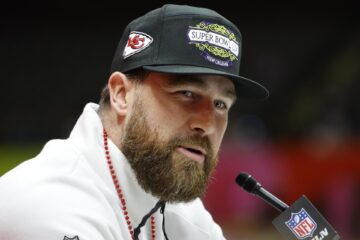 El ala cerrada de los Kansas City Chiefs, Travis Kelce, responde preguntas de los medios durante el evento de la Noche de Apertura del Super Bowl LIX de la Liga Nacional de Fútbol Americano en Nueva Orleans, Luisiana (EE.UU.). EFE/ERIK S. LESSER