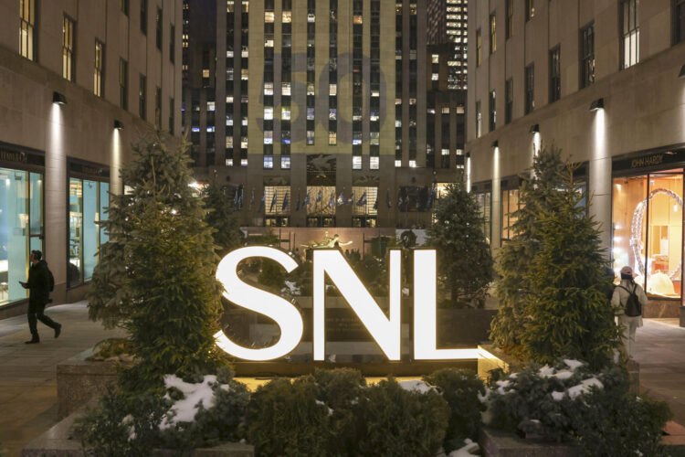 Fotografía de unas letras luminosas conmemorativas del especial del 50 aniversario del programa Saturday Night Live (SNL) puestas el 12 de febrero en el Rockefeller Center en Nueva York (EE.UU.).  EFE/Sarah Yenesel