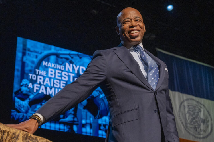 Fotografía de archivo en donde se ve al alcalde de Nueva York, Eric Adams, durante la presentación de su plan de gobierno para 2025 en el teatro Apollo, en Nueva York (Estados Unidos). EFE/Ángel Colmenares