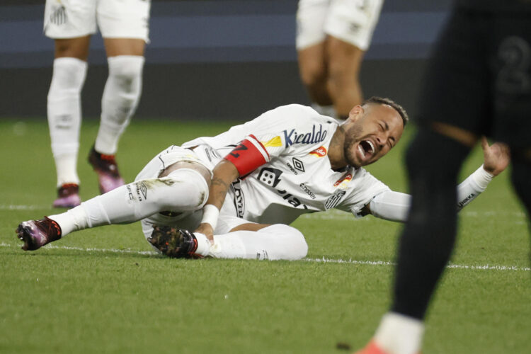 Neymar, de Santos, se lamenta en un partido del Campeonato Paulista entre Corinthians y Santos en el estadio Neo Química Arena en Sao Paulo (Brasil). EFE/ Sebastiao Moreira