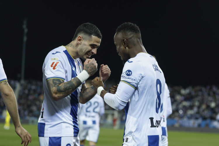 El centrocampista guineano del Leganés Seydouba Cisse (d) celebra un gol en el estadio de Butarque, en Leganés en foto de archivo de Kiko Huesca. EFE