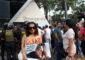 Fanáticos de la cantante colombiana Shakira fueron registrados este domingo, 16 de febrero, al esperar a las afueras de la clínica Delgado de Lima (Perú), donde la artista fue recluida por "un cuadro abdominal" que la obligó a cancelar el concierto que tenía previsto dar hoy en la capital peruana. EFE/Gonzalo Domínguez