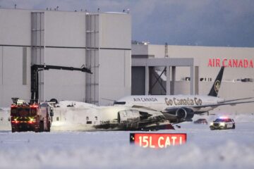 -FOTODELDIA- MISSISSAUGA (Canadá), 17/02/2025.- Al menos 18 personas resultaron heridas, tres de gravedad, en el aparatoso accidente de un avión de pasajeros de la aerolínea estadounidense Delta que volcó cuando aterrizaba en el aeropuerto Pearson de Toronto, en Canadá, y quedó bocabajo en la pista. EFE/ EDUARDO LIMA