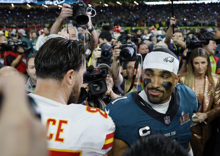 El ala cerrada de los Kansas City Chiefs, Travis Kelce (i), felicita al mariscal de campo de los Philadelphia Eagles, Jalen Hurts, tras ganar el Super Bowl LIX en el Caesars Superdome de Nueva Orleans, Luisiana (EE.UU.). EFE/ERIK S. LESSER