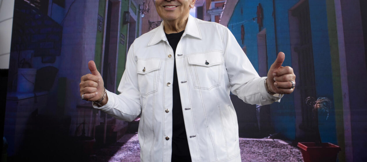 El salsero puertorriqueño Tito Nieves fue registrado este mates, 25 de febrero, durante una rueda de prensa en la que anunció su gira '50 Años - La Historia', con la que celebra medio siglo de carrera artística, en el Coliseo Miguel Agrelot de San Juan (Puerto Rico). EFE/Thais Llorca
