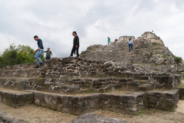 Turistas recorren la zona arqueológica de Ichkabal este lunes en el municipio de Bacalar en Quintana Roo (México). EFE/ Lourdes Cruz