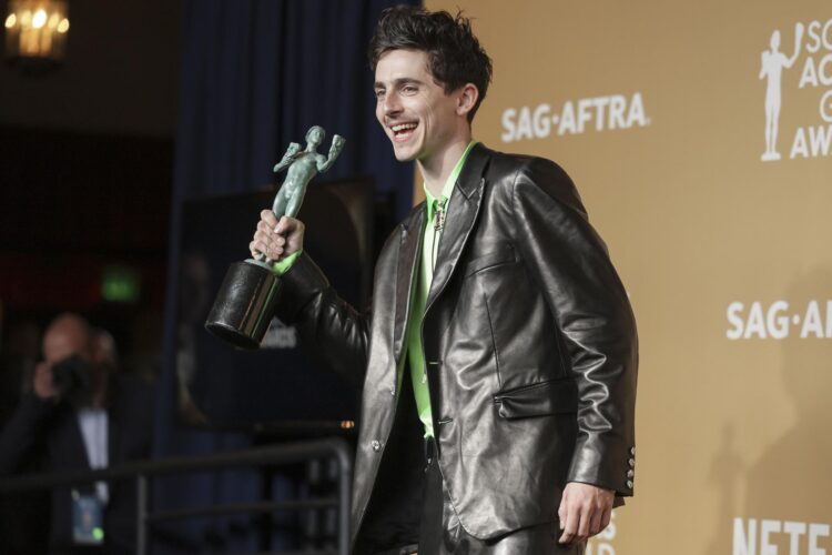 El actor Timothée Chalamet con el premio SAG a la Actuación Sobresaliente por un Actor Masculino en un Papel Protagónico en la sala de prensa durante la 31ª edición de los Premios del Gremio de Actores de Pantalla en el Shrine Auditorium en Los Ángeles, California, EE.UU. EFE/ALLISON DINNER