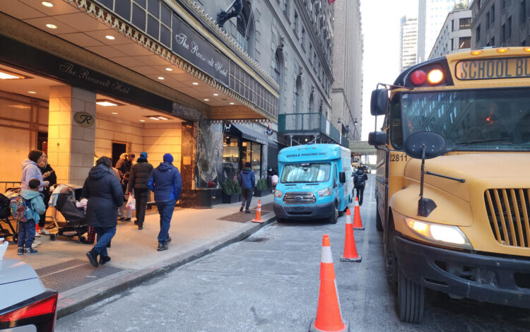 USA249. NUEVA YORK (NY, EEUU), 28/01/2025.- Padres esperan con sus niños al autobús escolar este lunes en Nueva York (EE.UU.). El miedo se ha apoderado de los inmigrantes con un estatus irregular en Nueva York, y muchos han optado por sacar a sus hijos de la escuela ante el riesgo de ser arrestados en su camino de ida o regreso a las clases en algunas de las redadas prometidas por Donald Trump y que ya han comenzado a materializarse en la ciudad. EFE/Ruth E. Hernández