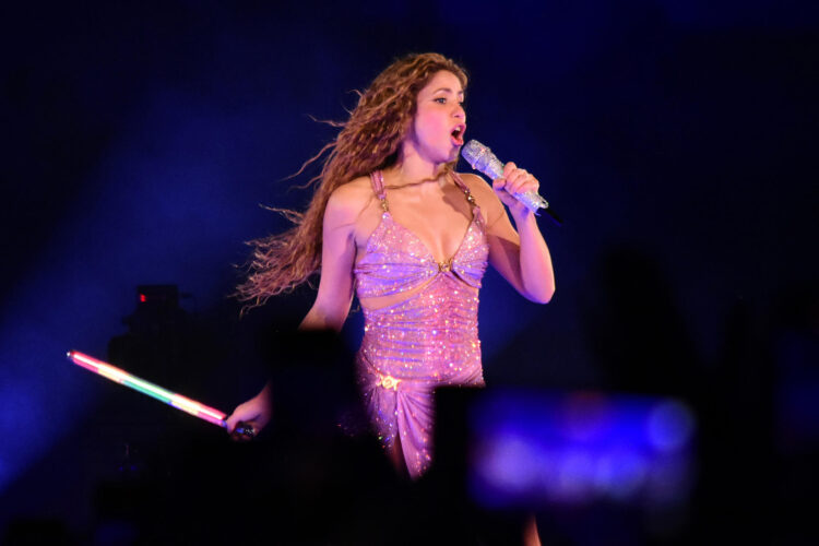 La cantante colombiana Shakira en concierto como parte de su gira 'Las mujeres ya no lloran' este jueves, en el estadio Metropolitano Roberto Meléndez, en Barranquilla (Colombia). EFE/ Aleidys Coll