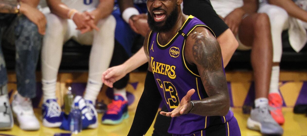 El alero de Los Angeles Lakers LeBron James, en un momento del partido contra Dallas Mavericks. EFE/EPA/ALLISON DINNER