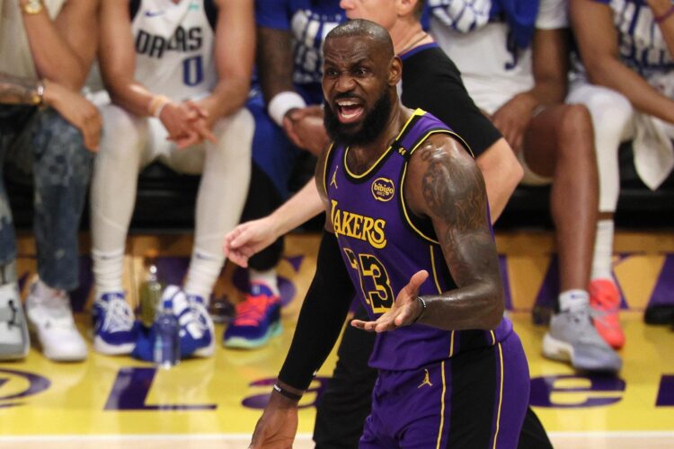 El alero de Los Angeles Lakers LeBron James, en un momento del partido contra Dallas Mavericks. EFE/EPA/ALLISON DINNER